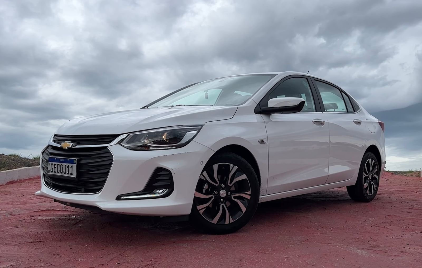 Onix tem economia, desempenho e ajuda a estacionar