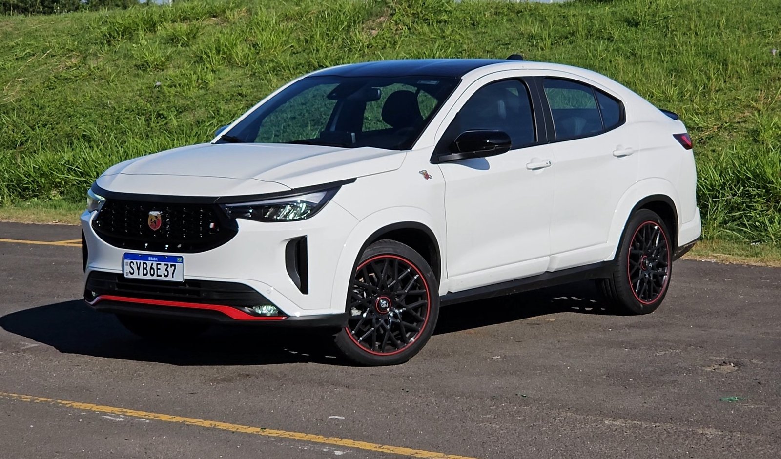 Fastback Abarth tem performance e imersão esportiva