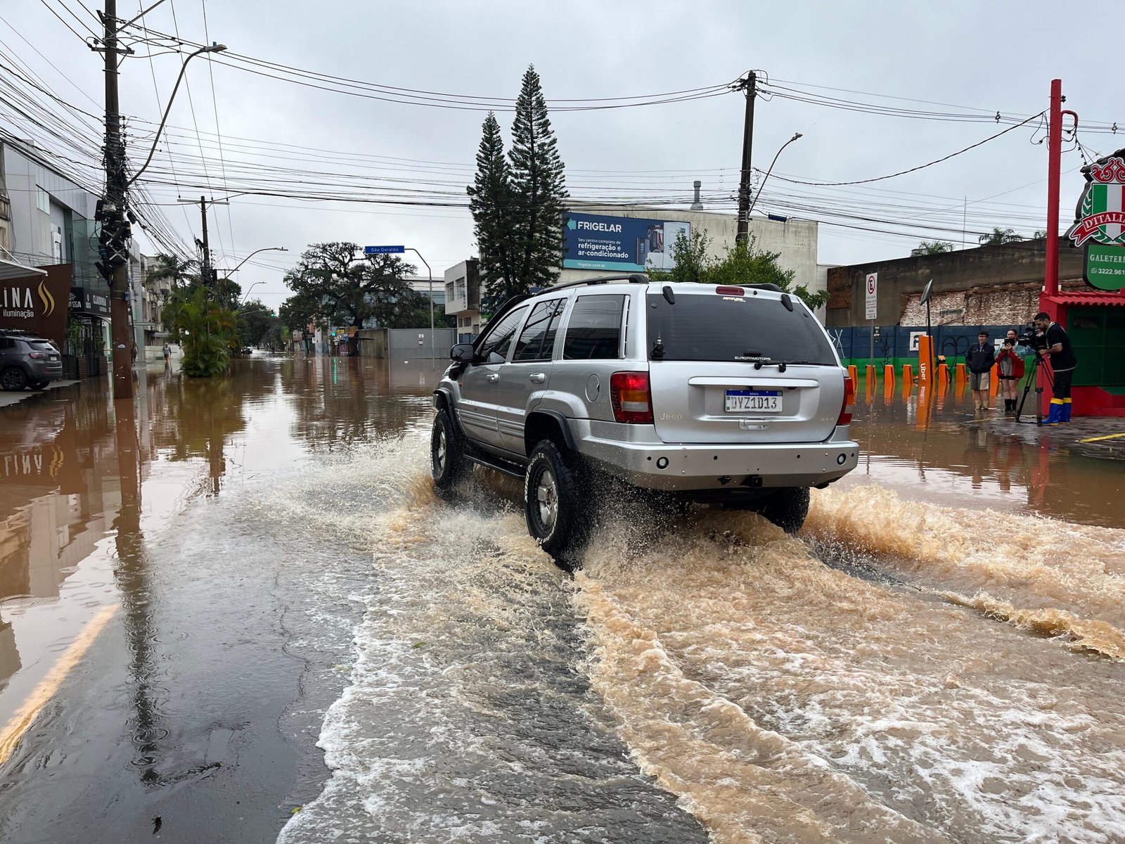 Jipes e barcos: comuns nas ruas de Porto Alegre