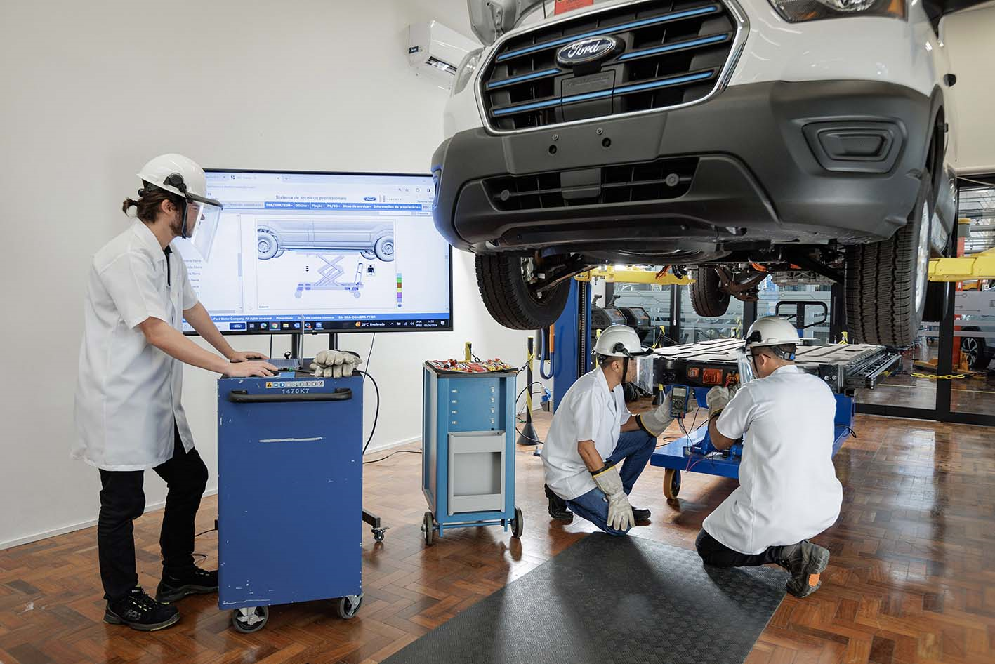 Ford treina mecânicos para trabalhar com elétricos