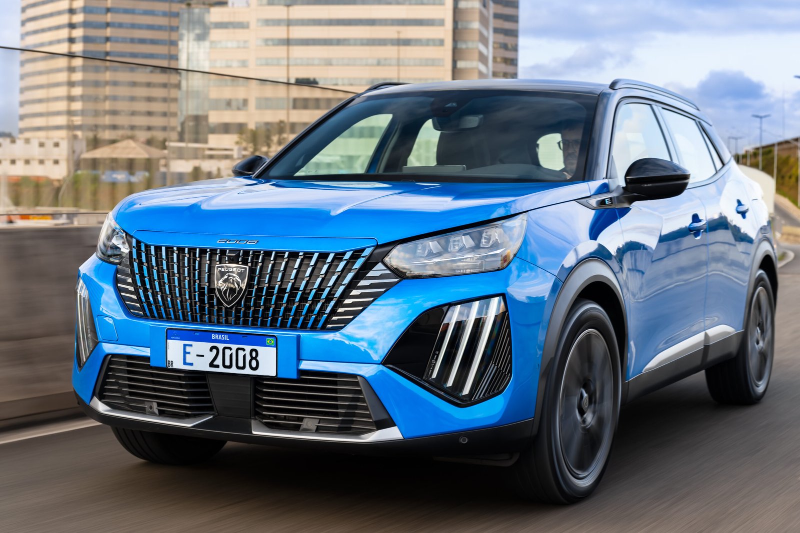 Peugeot E-2008 de cara nova